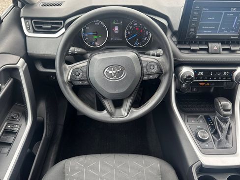 Used 2021 Toyota RAV4 XLE AWD/4WD image 17