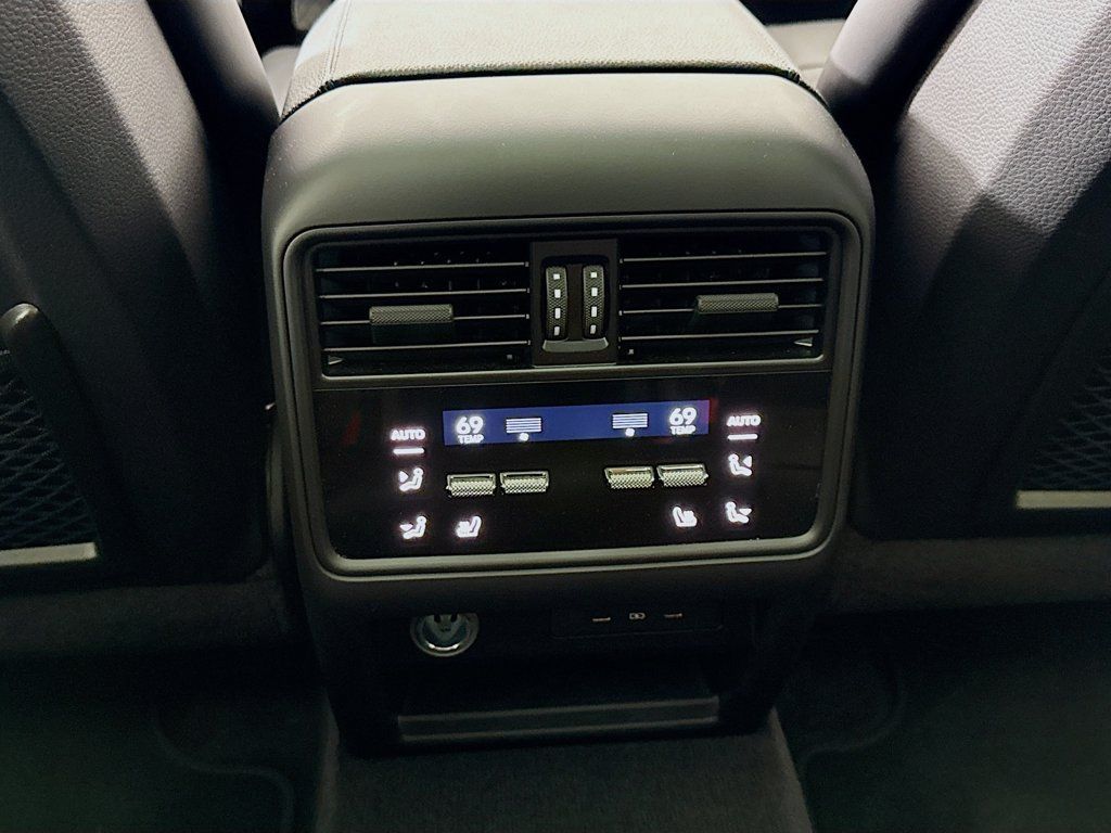 Certified 2024 Porsche Cayenne Coupe AWD/4WD image 27