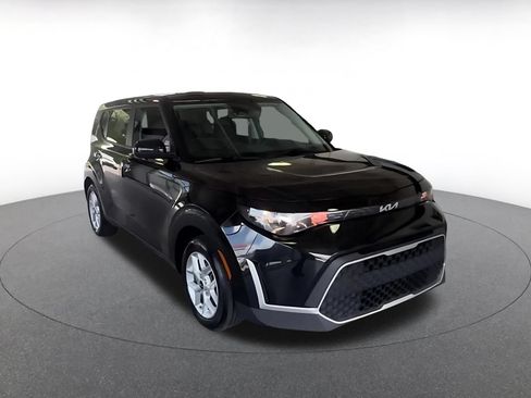 Used 2025 Kia Soul LX w/ LX Technology Package FWD image 3
