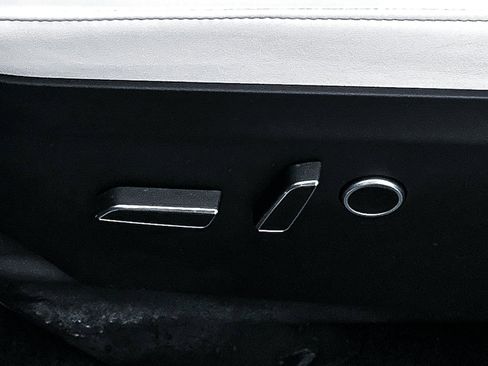 Used 2022 Tesla Model X image 19