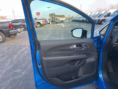 New 2026 Chrysler Pacifica Select AWD/4WD image 17