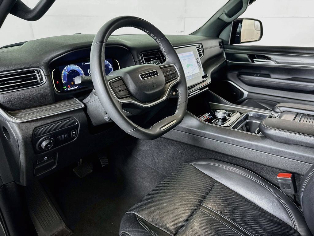 Used 2024 Jeep Wagoneer L Series II w/ Flexible Seating Group AWD/4WD image 9