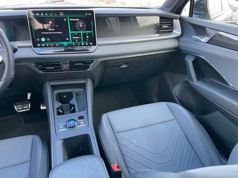 Certified 2025 Volkswagen Tiguan SE R-Line image 10