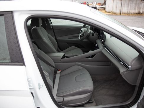 Used 2023 Hyundai Elantra Blue image 23