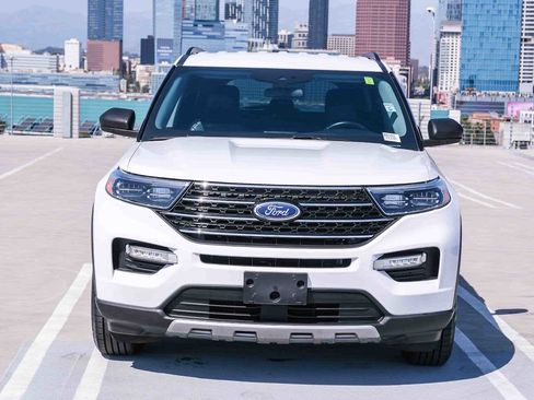 Used 2023 Ford Explorer XLT w/ Equipment Group 202A RWD image 2