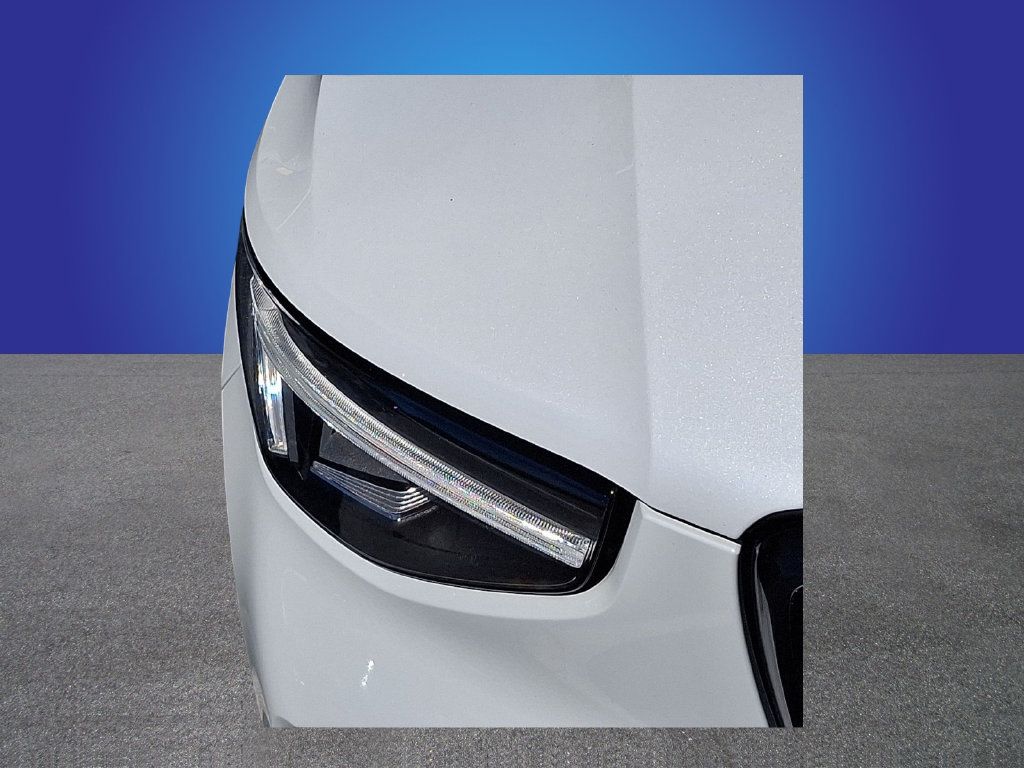Used 2024 Volvo XC40 B5 Plus w/ Climate Package AWD/4WD image 3
