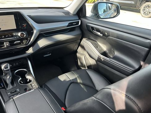 Certified 2024 Toyota Highlander XLE image 18