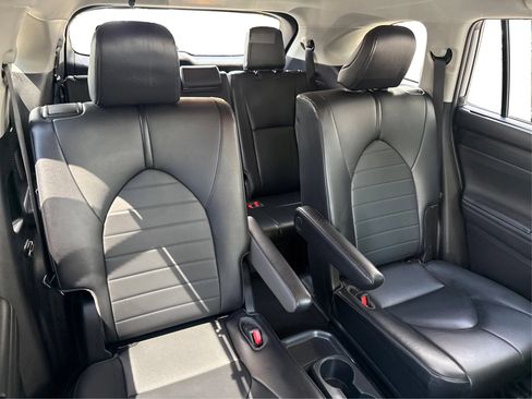 Used 2021 Toyota Highlander XLE AWD/4WD image 12