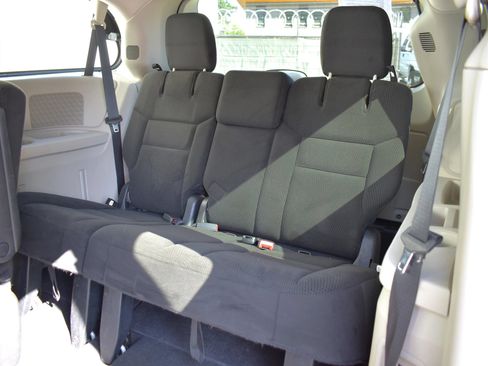 Used 2014 Chrysler Town & Country Touring FWD image 25
