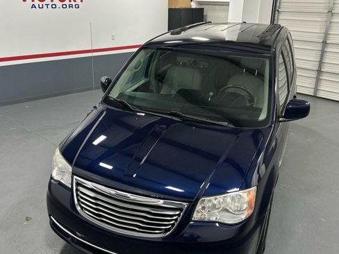 Used 2013 Chrysler Town & Country Touring image 2