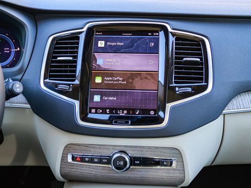 Used 2024 Volvo XC90 T8 Plus w/ Protection Package Premier image 15