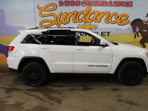 Used 2021 Jeep Grand Cherokee Laredo w/ Security & Convenience Group AWD/4WD image 1