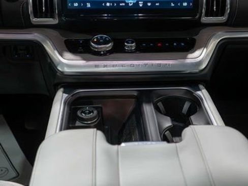 Used 2025 Ford Expedition Platinum w/ Driver's Package AWD/4WD image 18