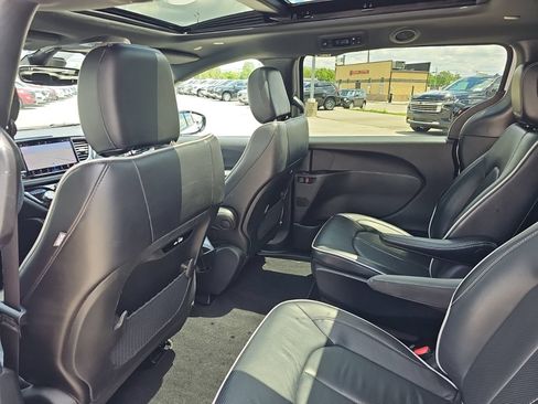 Used 2024 Chrysler Pacifica Premium FWD image 23