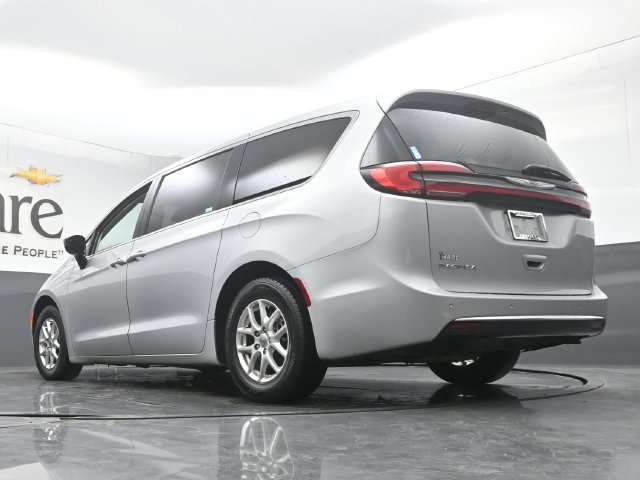 Used 2024 Chrysler Pacifica Touring-L FWD image 5