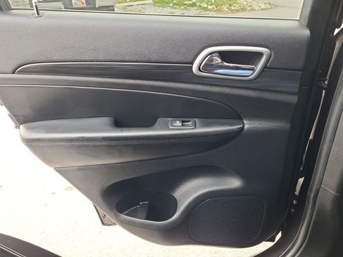 Used 2019 Jeep Grand Cherokee Laredo image 28