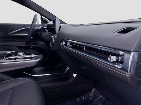 Used 2025 Cadillac Lyriq Sport RWD image 31