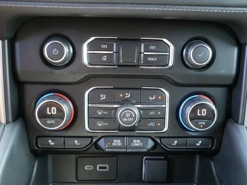 Used 2021 Chevrolet Tahoe Z71 w/ Z71 Signature Package AWD/4WD image 32