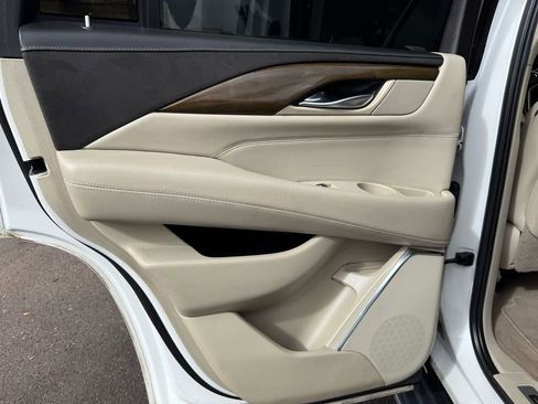 Used 2018 Cadillac Escalade Luxury image 17