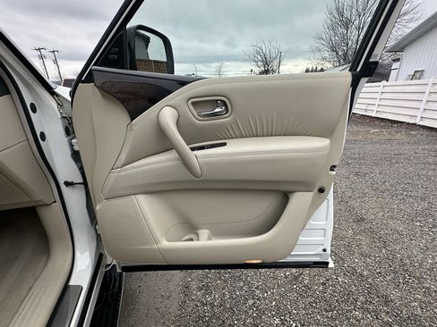 Used 2014 INFINITI QX80 4WD w/ Deluxe Touring Package image 22