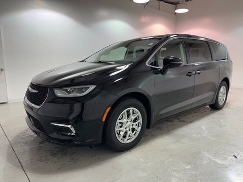 Used 2024 Chrysler Pacifica Touring-L image 3