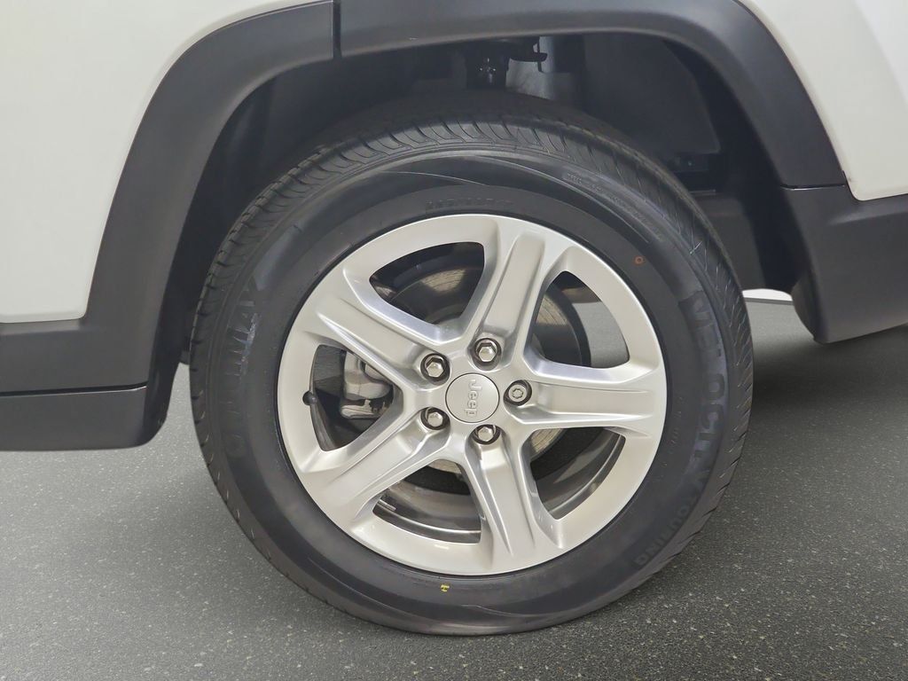 Used 2024 Jeep Compass Latitude w/ Sun and Sound Group AWD/4WD image 34