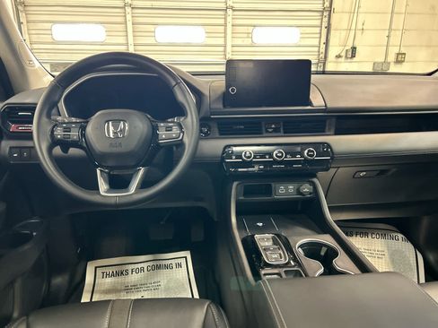 Used 2025 Honda Pilot Touring image 4