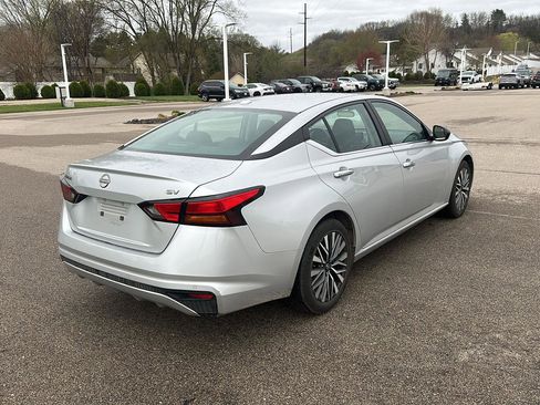 Used 2024 Nissan Altima 2.5 SV image 3