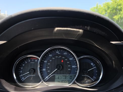 Used 2015 Toyota Corolla LE FWD image 17