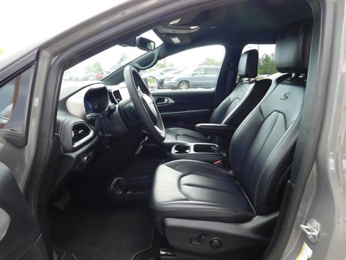 Used 2023 Chrysler Pacifica Touring-L w/ Uconnect Theater Family Group FWD image 14