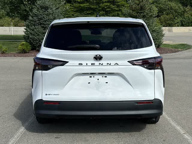 Used 2026 Toyota Sienna LE AWD/4WD image 4