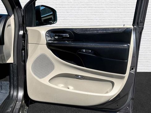 Used 2019 Dodge Grand Caravan SE FWD image 25