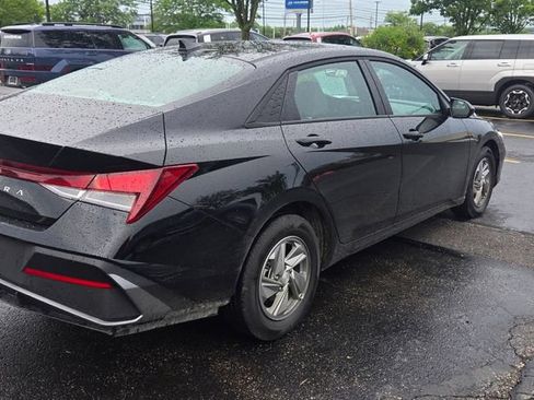 Certified 2025 Hyundai Elantra SE FWD image 4
