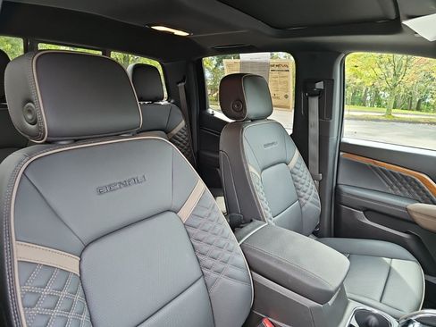 Used 2025 GMC Canyon Denali AWD/4WD image 11