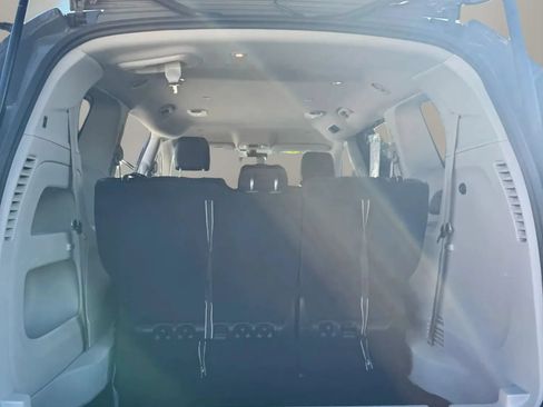 Used 2022 Chrysler Pacifica Touring-L FWD image 17