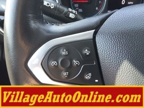 Used 2021 Chevrolet Traverse LT image 32