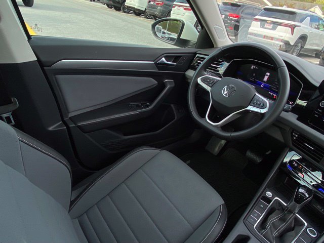 Used 2025 Volkswagen Jetta SE FWD image 24