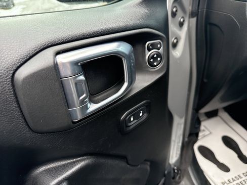 Used 2021 Jeep Gladiator Sport image 16