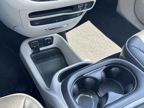 Used 2018 Chrysler Pacifica Limited w/ Tire & Wheel Group image 30