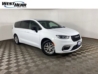 Used 2025 Chrysler Pacifica Select