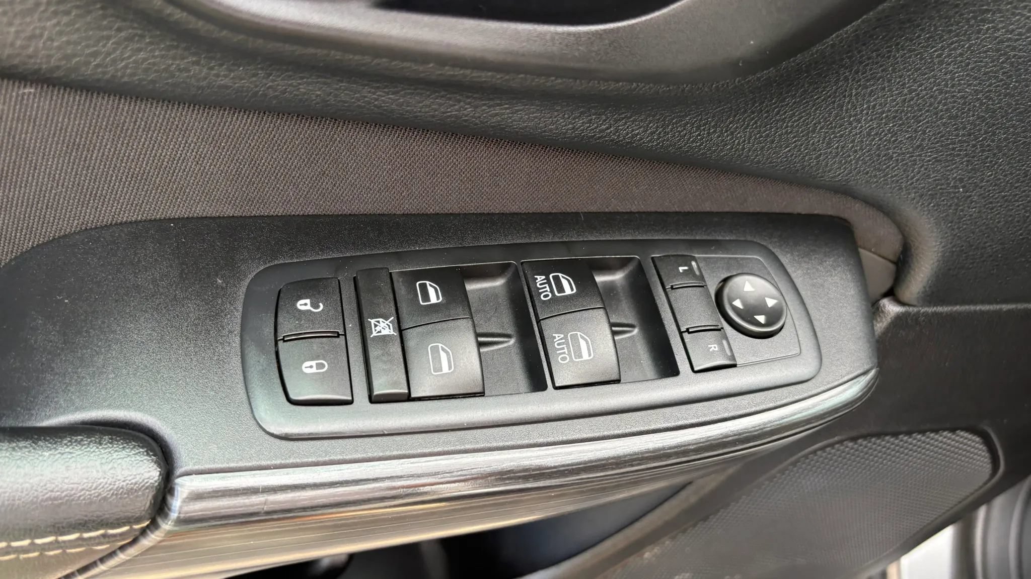 Used 2017 Jeep Cherokee Latitude AWD/4WD image 16