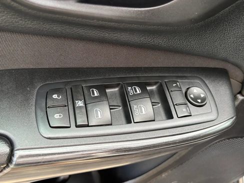 Used 2017 Jeep Cherokee Latitude AWD/4WD image 16
