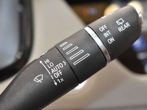 Used 2022 Cadillac XT5 Premium Luxury w/ LPO, Floor Liner Package AWD/4WD image 27