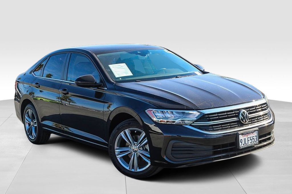 Used 2023 Volkswagen Jetta SE FWD image 2