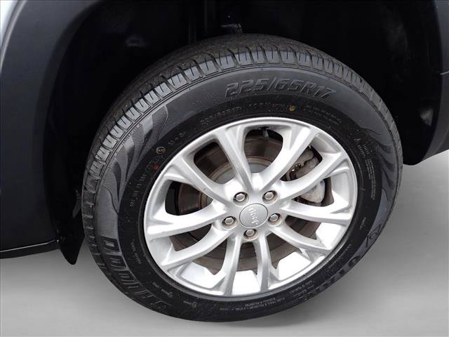 Used 2019 Jeep Cherokee Latitude w/ Popular Appearance Group AWD/4WD image 7