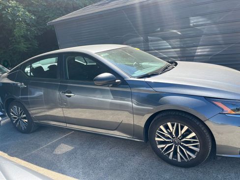 Used 2025 Nissan Altima 2.5 SV FWD image 3