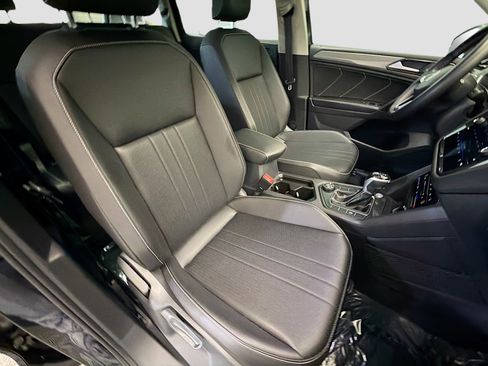 Used 2023 Volkswagen Tiguan SE w/ Panoramic Sunroof Package image 15