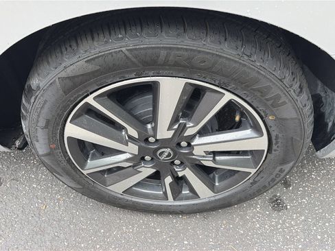 Used 2024 Nissan Versa SV FWD image 9