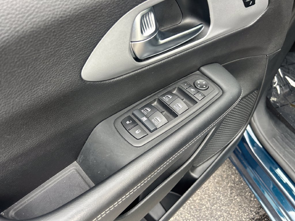 Used 2025 Chrysler Pacifica Limited FWD image 14