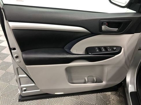 Used 2019 Toyota Highlander XLE AWD/4WD image 12